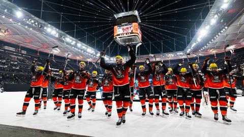 Die Spieler der Löwen lassen sich nach dem Winter Game von den Fans im Stadion feiern.