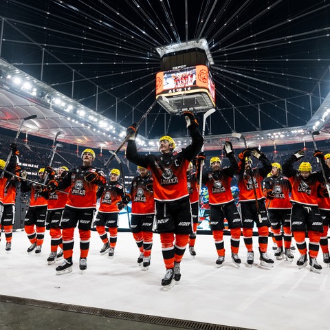 Die Spieler der Löwen lassen sich nach dem Winter Game von den Fans im Stadion feiern.