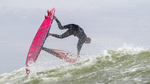 Nick Spangenberg beim Windsurfen in Südafrika