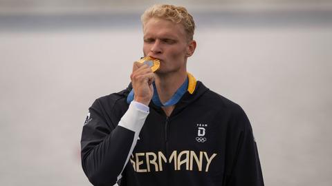 Oliver Zeidler küsst seine Goldmedaille.