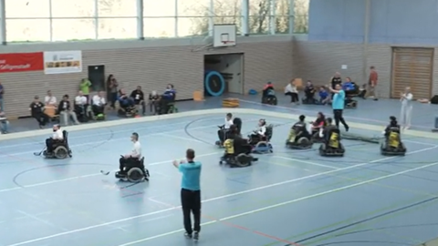 Das Powerchair-Hockey-Spiel zwischen der ersten und der zweiten Mannschaft der Black Knights Dreieich.