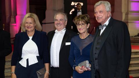 Bundesinnenministerin Nancy Faeser (l.) mit Ehemann Eyke, Volker Bouffier (r.) mit Ehefrau Ursula.