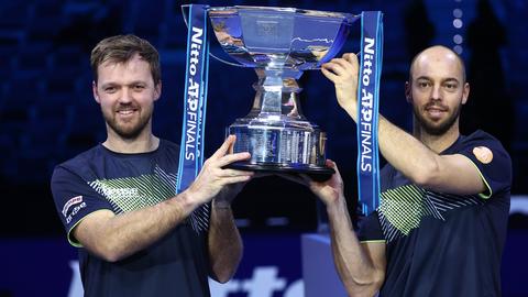 Tim Pütz und Kevin Krawietz heben den Pokal hoch bei den ATP Finals