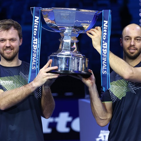 Tim Pütz und Kevin Krawietz heben den Pokal hoch bei den ATP Finals