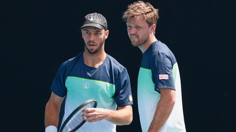 Tim Pütz (l) mit Doppelpartner Kevin Krawietz bei den Australian Open