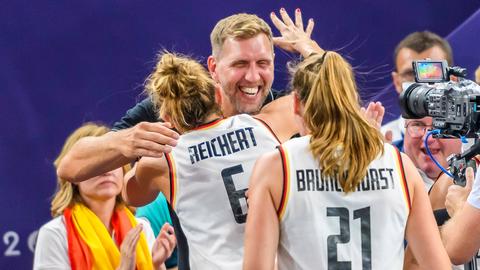 Marie Reichert fällt nach dem Gewinn der Goldmedaille Dirk Nowitzki um den Hals.