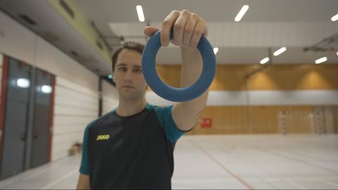 Thomas Tregel bei der SKG Roßdorf mit Spielgerät in der Hand.