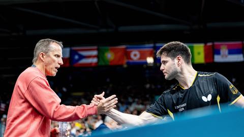 Dimitrij Ovcharov (rechts) mit Tischtennis-Bundestrainer Jörg Roßkopf