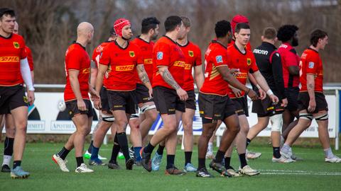 Die deutsche Rugby-Nationalmannschaft verlässt ein Spielfeld.