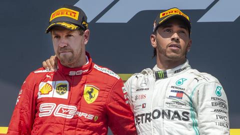 Trotzig absolvierte Vettel die Siegerehrung - Hamilton hatte den Deutschen mit aufs die höchste Stufe des Treppchens genommen.