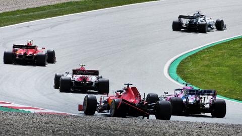 Mit zerstörtem Heckflügel schleppt sich Vettel nach der Kollision mit seinem Teamkollegen Leclerc zurück in die Box.