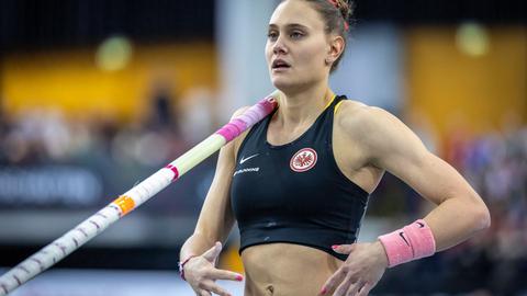 Stabhochspringerin Sarah Vogel mit Trikot von Eintracht Frankfurt.