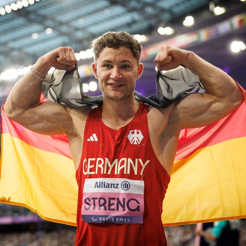 Felix Streng holt eine Medaille.