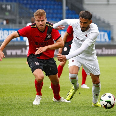 SVWW-Profi Florian Carstens (links) im Zweikampf gegen Simon Elisor.