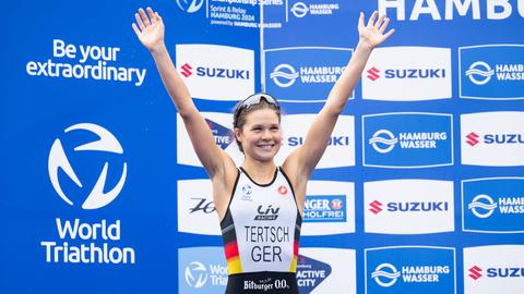 Lisa Tertsch strahlt vor Freude bei der Siegerehrung nach dem Sprint-Triathlon in Hamburg