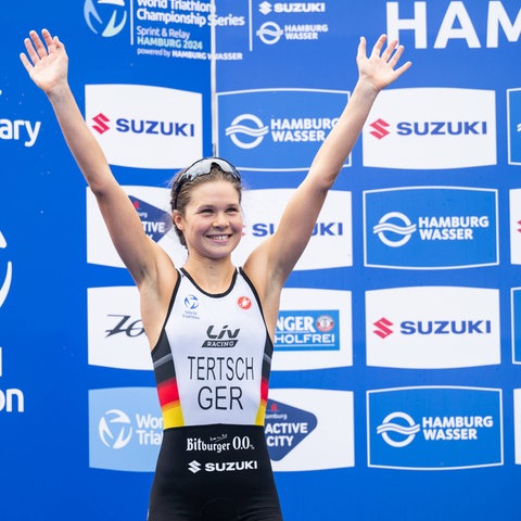 Lisa Tertsch strahlt vor Freude bei der Siegerehrung nach dem Sprint-Triathlon in Hamburg