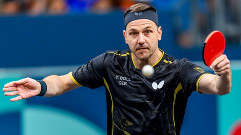 Timo Boll. Beim Schlag mit der Rückhand.