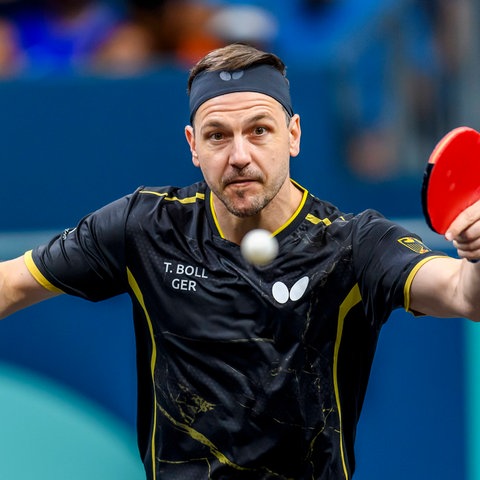 Timo Boll. Beim Schlag mit der Rückhand.