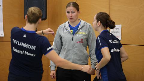 Von links: Chantal Mantz, Trainerin Anna Rauch und Izabela Lupulesku vom TSV Langstadt im Gespräch