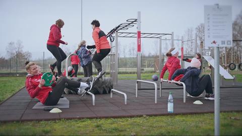 Im Aktivpark Lumdatal des TV Mainzlar wird Fitnesssport gemacht.