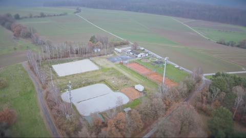 Der Sportpark Lumdatal aus der Vogelsperspektive. Mehrere Sportmöglichkeiten, vom Tennisfeld bis zum Reitplatz, sind zu sehen.