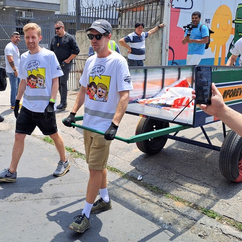 Sebastian Vettel bei der "Waste Picker Challenge".