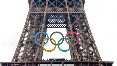 Die olympischen Ringe am Eiffelturn in Paris