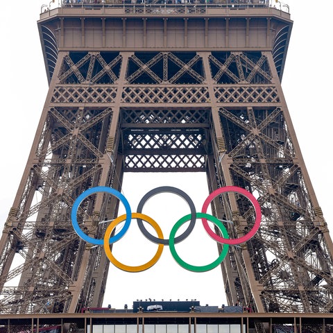 Die olympischen Ringe am Eiffelturn in Paris