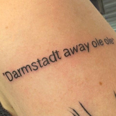 Bildkombination aus zwei Fotos: links eine Tätowierung "Darmstadt away ole ole" auf einem Arm in Nahaufnahme, rechts eine Frau, die im Stadion steht und in die Kamera lächelt.