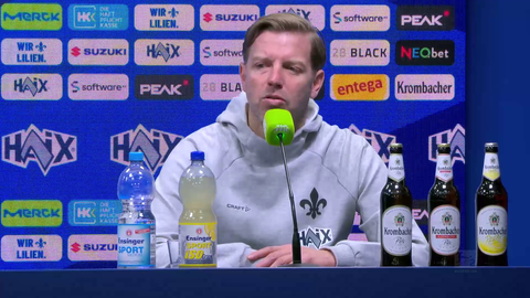 Lilien-Trainer Florian Kohfeldt sitz bei der Pressekonferenz