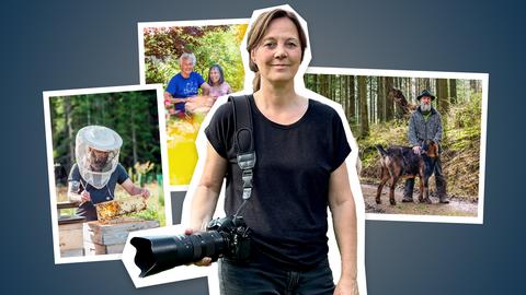 Eine Frau mit einer Fotokamera in der Hand ist vor drei farbigen Fotos auf einfarbiger Fläche positioniert.