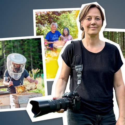 Eine Frau mit einer Fotokamera in der Hand ist vor drei farbigen Fotos auf einfarbiger Fläche positioniert.