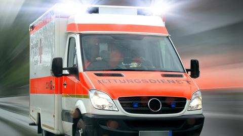 Auto rammt Krankenwagen - Mädchen lebensgefährlich verletzt