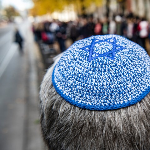 Kippaträger vor Synagoge