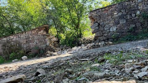 An der historischen Mauer im Tierpark Sababurg sind durch das Unwetter drei große Durchbrüche entstanden. 