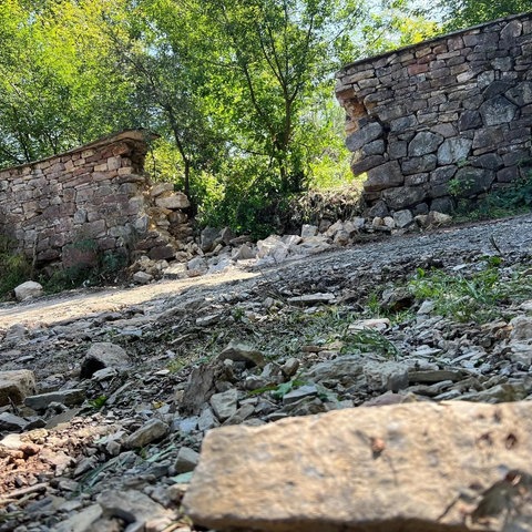 An der historischen Mauer im Tierpark Sababurg sind durch das Unwetter drei große Durchbrüche entstanden. 