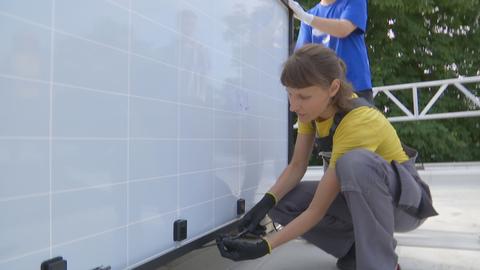 Schülerin arbeitet an Solarmodul