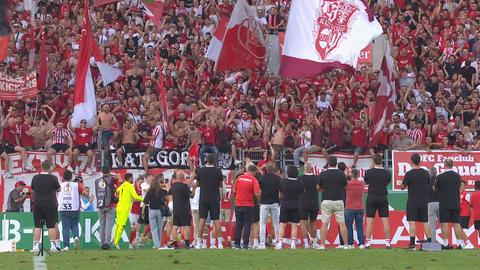 Spieler der Kickers Offenbach feiern mit ihren Fans