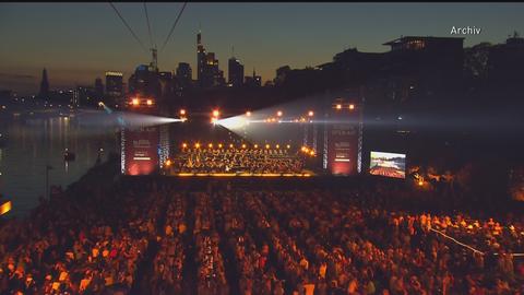 Beleuchtete Bühne des Europa Open Air bei Nacht