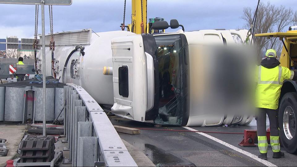 Schwierige Bergung Nach Lkw-Unfall Auf Schiersteiner Brücke - Video ...