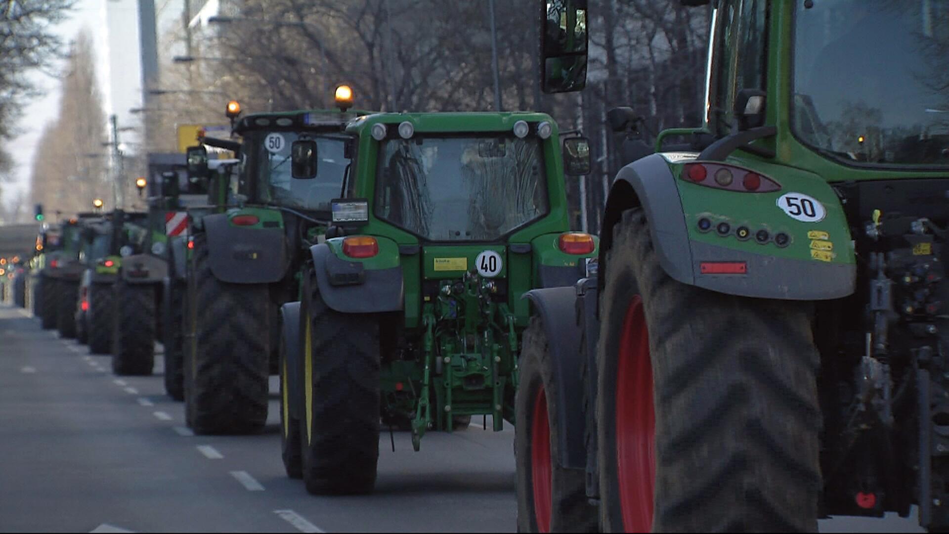 Rund 600 Traktoren bei Bauern-Demo in Frankfurt - Video: