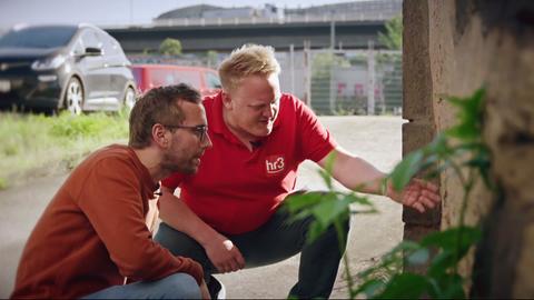 Zwei Männer schauen sich einen Autobahnmysterien an