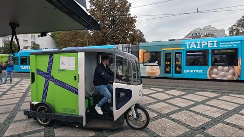 Paketkurier und Straßenbahn