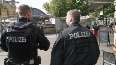 Zwei Polizisten beim Streife gehen