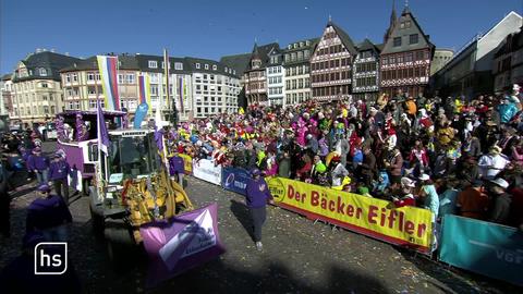 Faschingsumzug auf dem Frankfurter Römer unter blauem Himmel