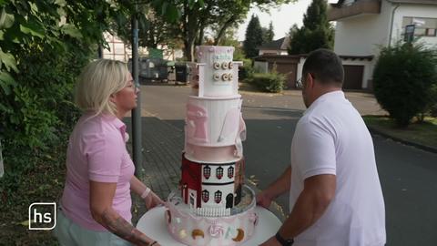 Zwei Leute tragen eine Torte