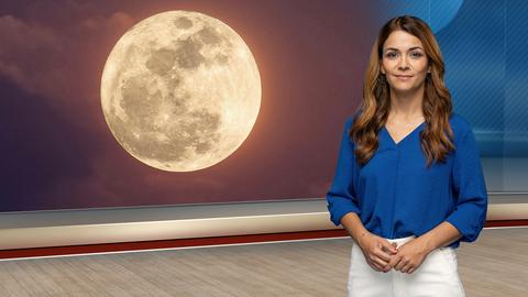 hessenschau-Moderatorin Hülya Deyneli und ein Bild von einem Vollmond