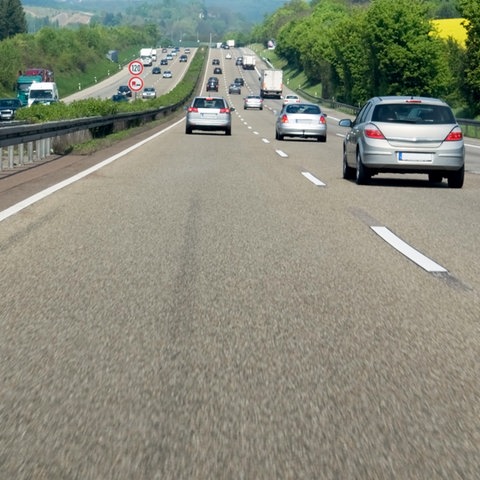 Verkehr auf einer Autobahn im Frühling