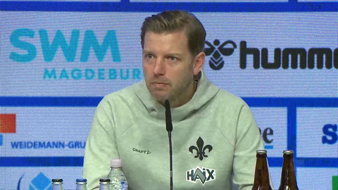 Lilien-Trainer Florian Kohfeldt sitzt auf dem Podium der Pressekonferenz. 