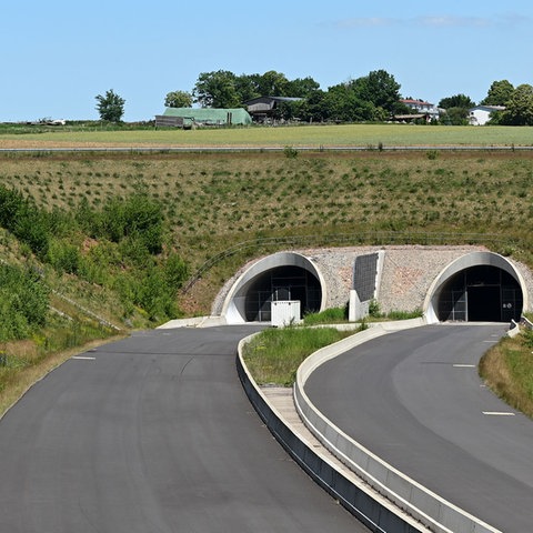 Autobahntunnel mit begrüntem Übergang 